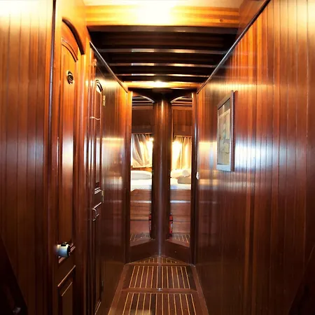 Bateau-hôtel Lady Christa