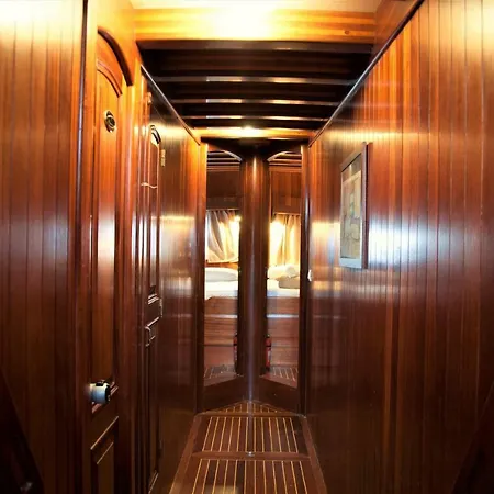 Bateau-hôtel Lady Christa *